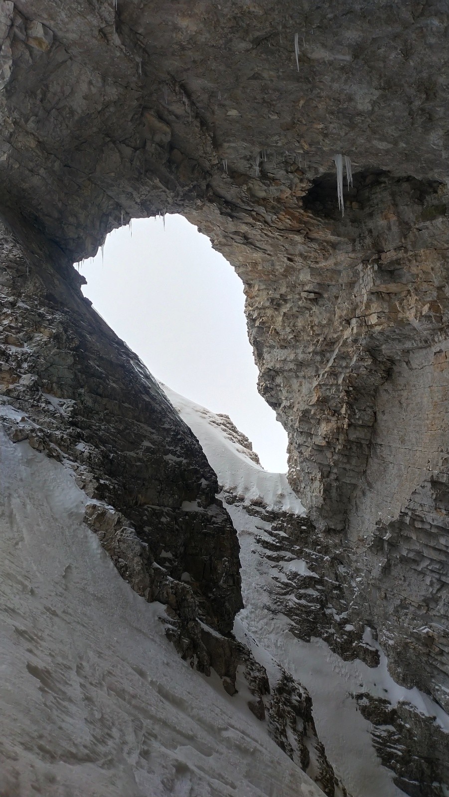 &nbsp;Stalactites et arche de droite