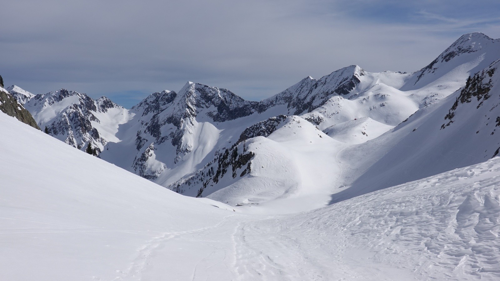 Les Lacs de Frémamorte avec le Col éponyme au fond