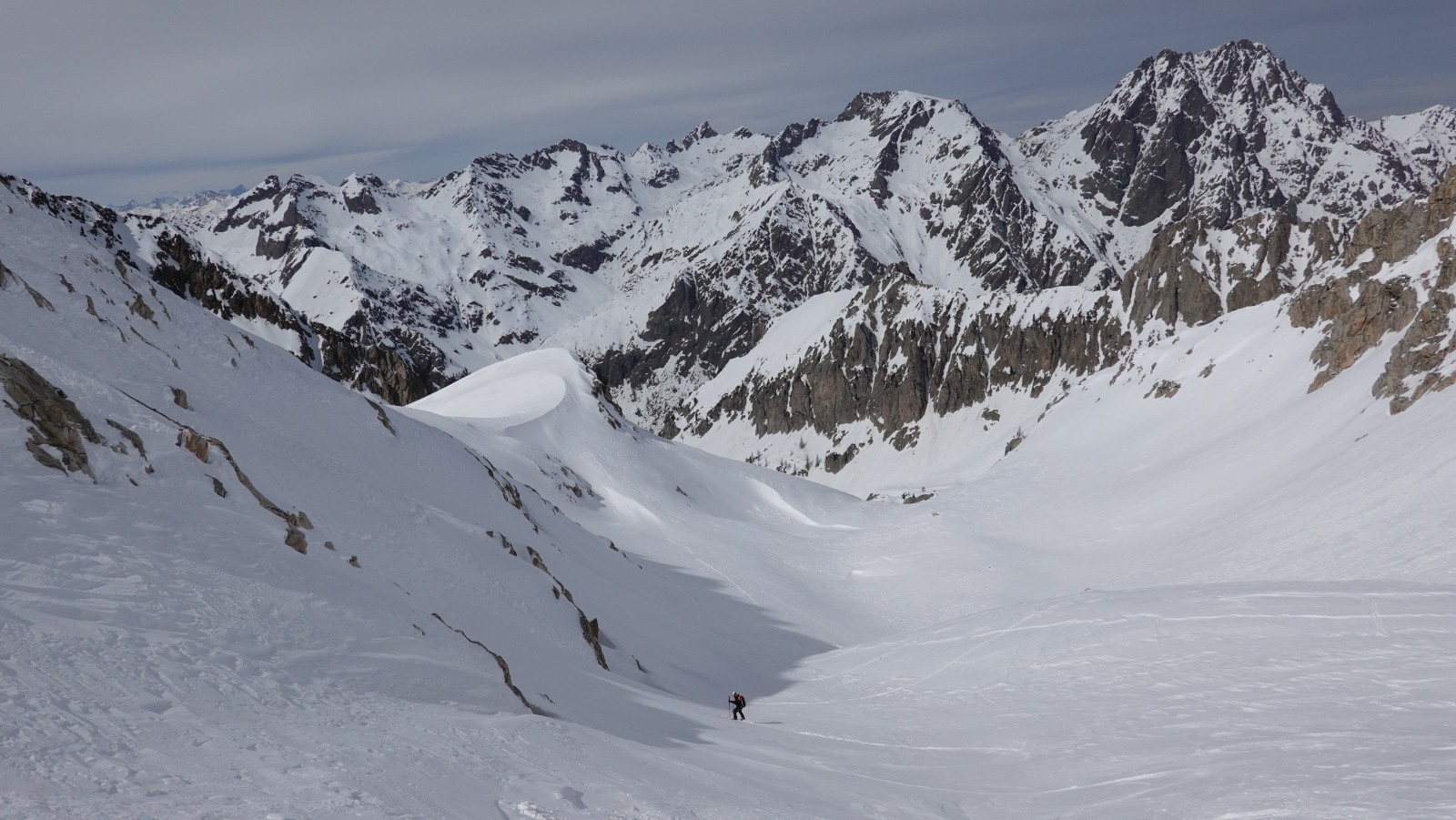 Début de descente en alternance de neige lissée par le vent ou cartonnée