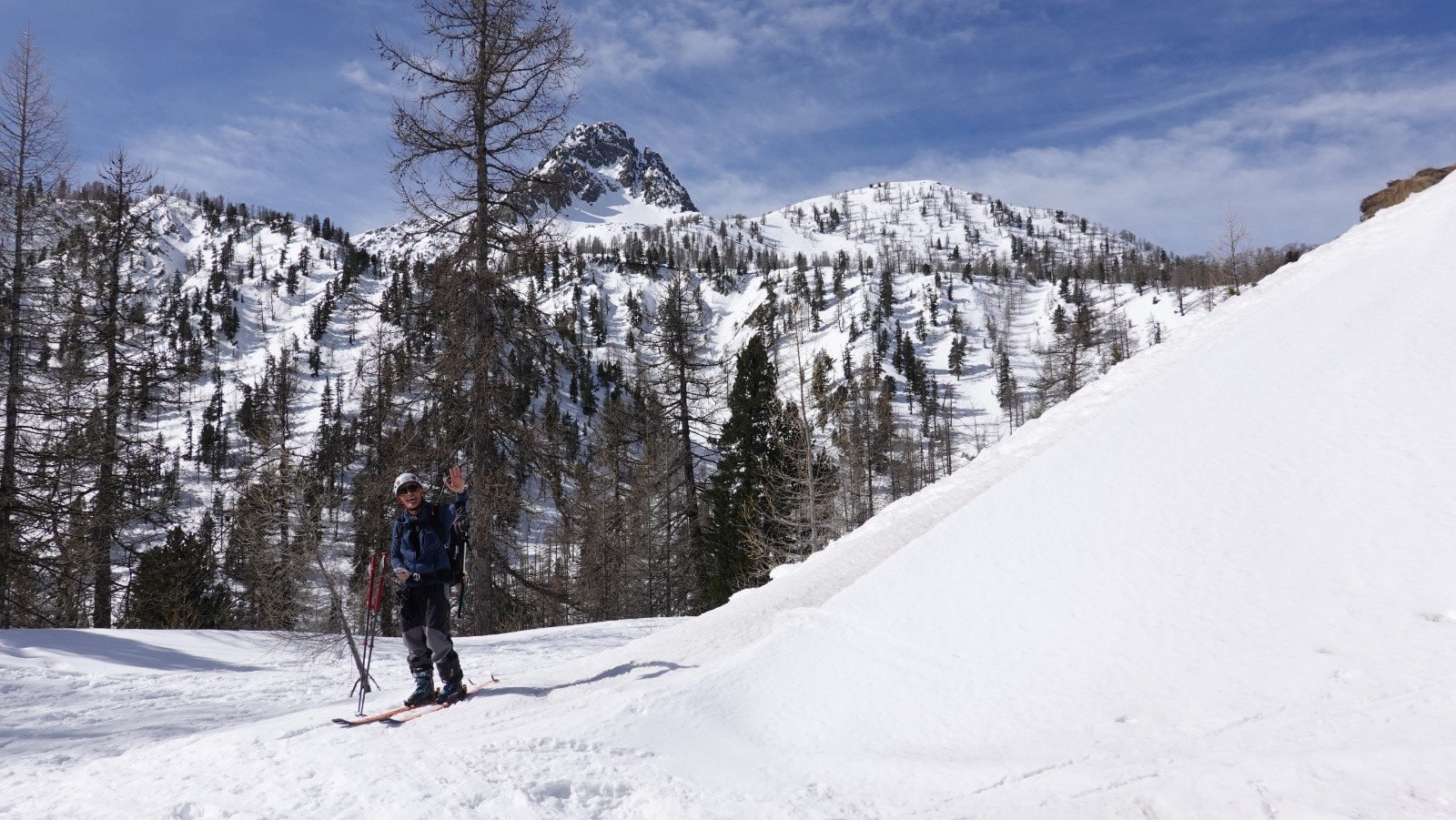 Eric au Col de Salèse sur fond de Caïre Archas et Pointe des Adus