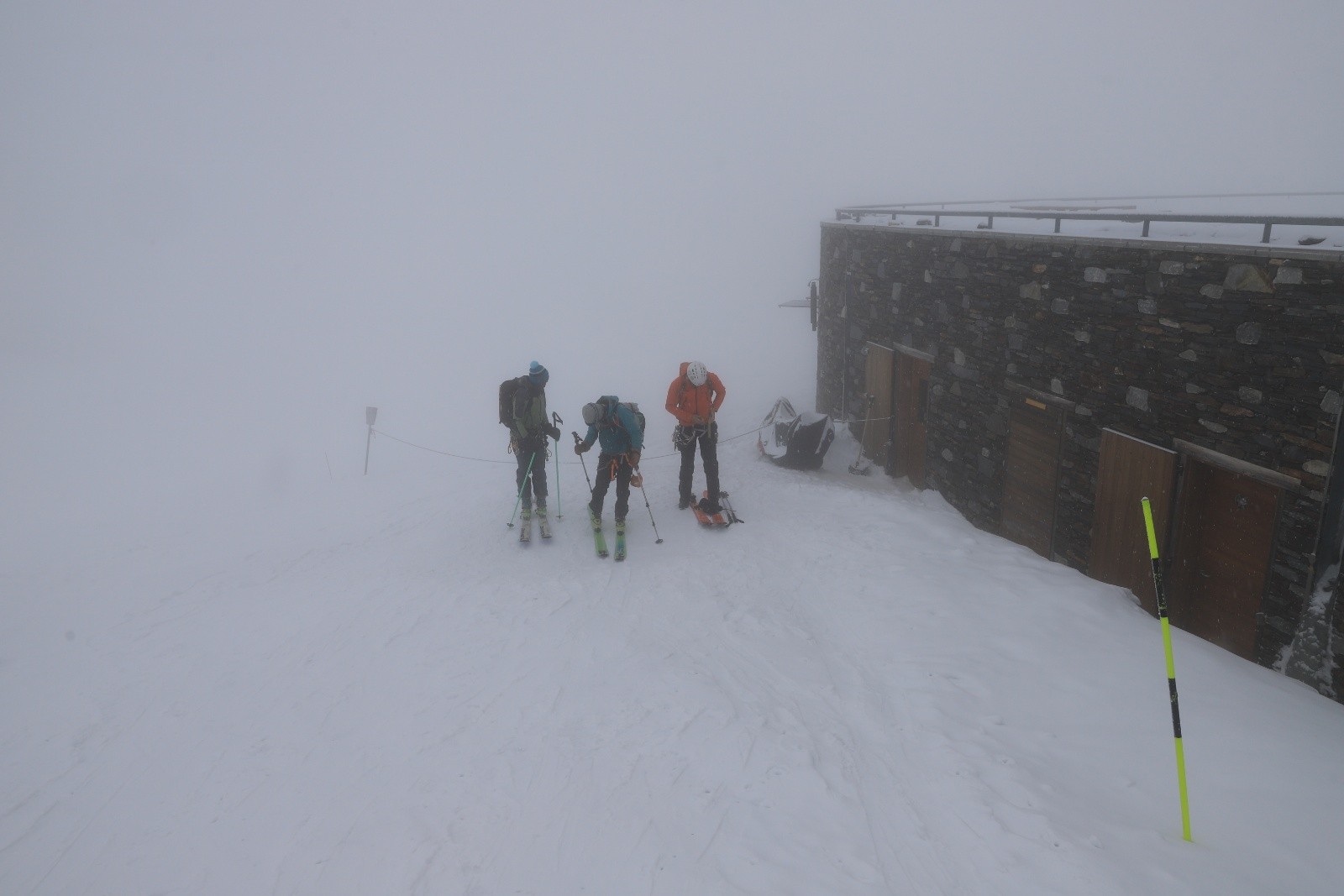 &nbsp;J3, départ dans le brouillard du refuge de l'Arpont