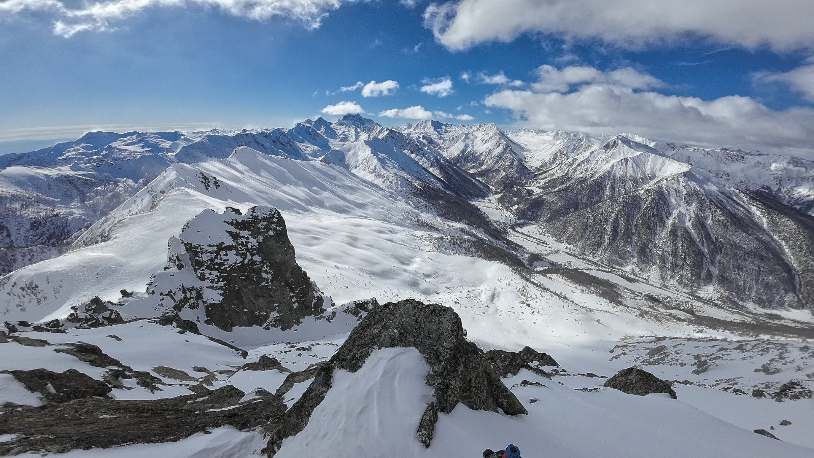 Vue du haut, stop 20m sous la crête sommitale pour éviter trop de vent