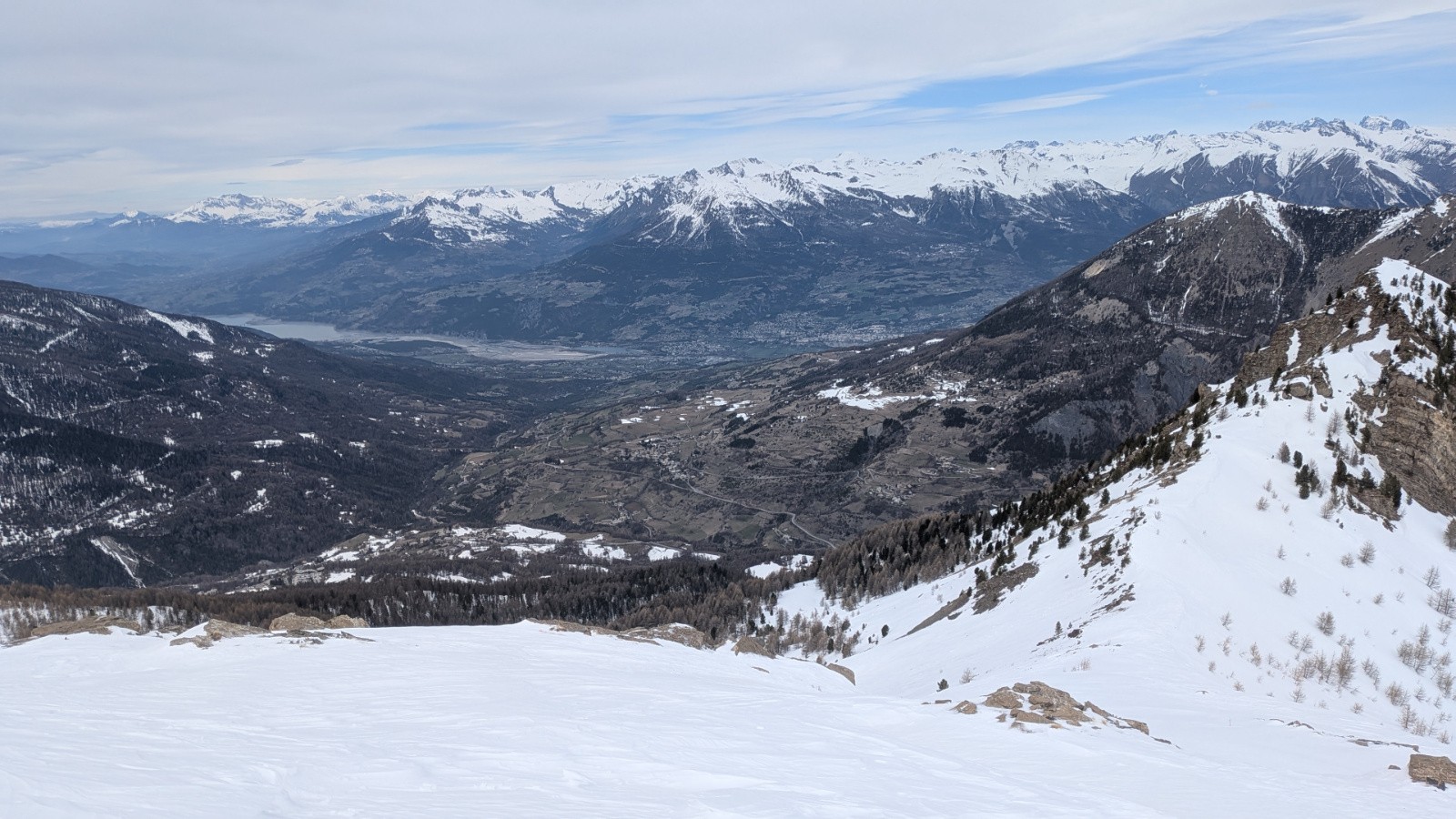 Vue vers la vallée et le versant de montée
