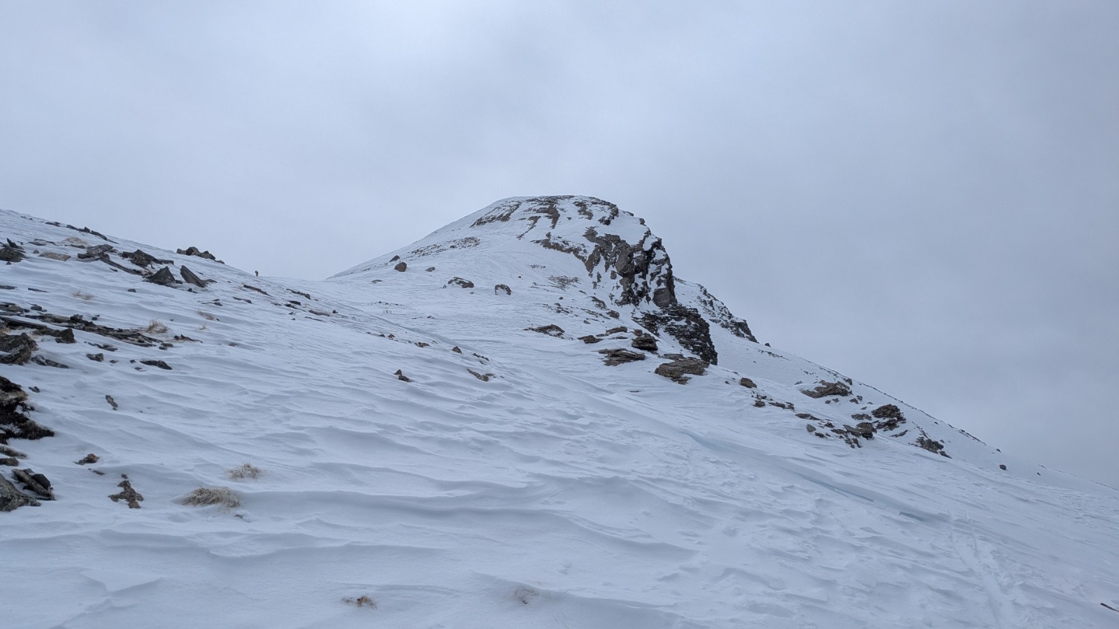 Du col de Terre Rouge (montée par une langue de neige au centre, descente à gauche proche de l'arête)
