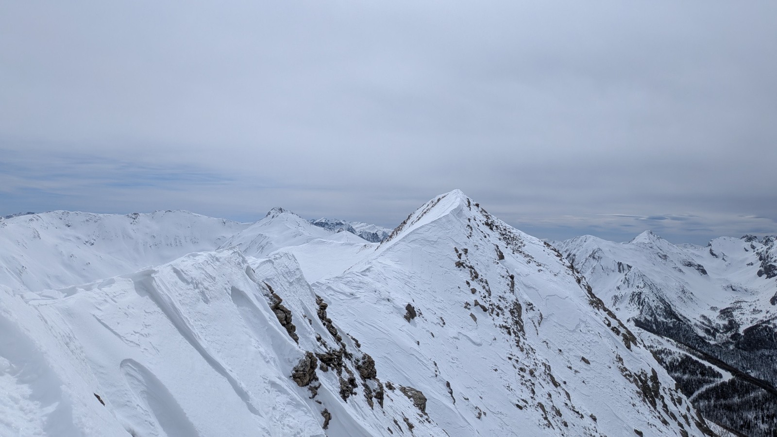 l'arête entre les deux sommets (pas difficile ce jour mais crampons utiles)