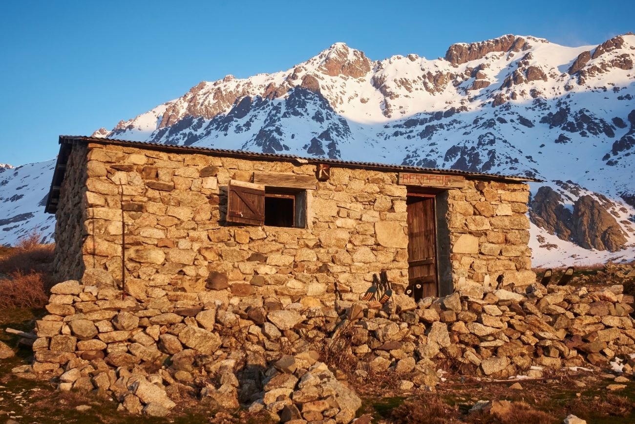 Une bergerie devant le Cinto et avec à sa droite, le couloir Biccarellu par lequel nous avons hésité à monter au sommet.&nbsp;