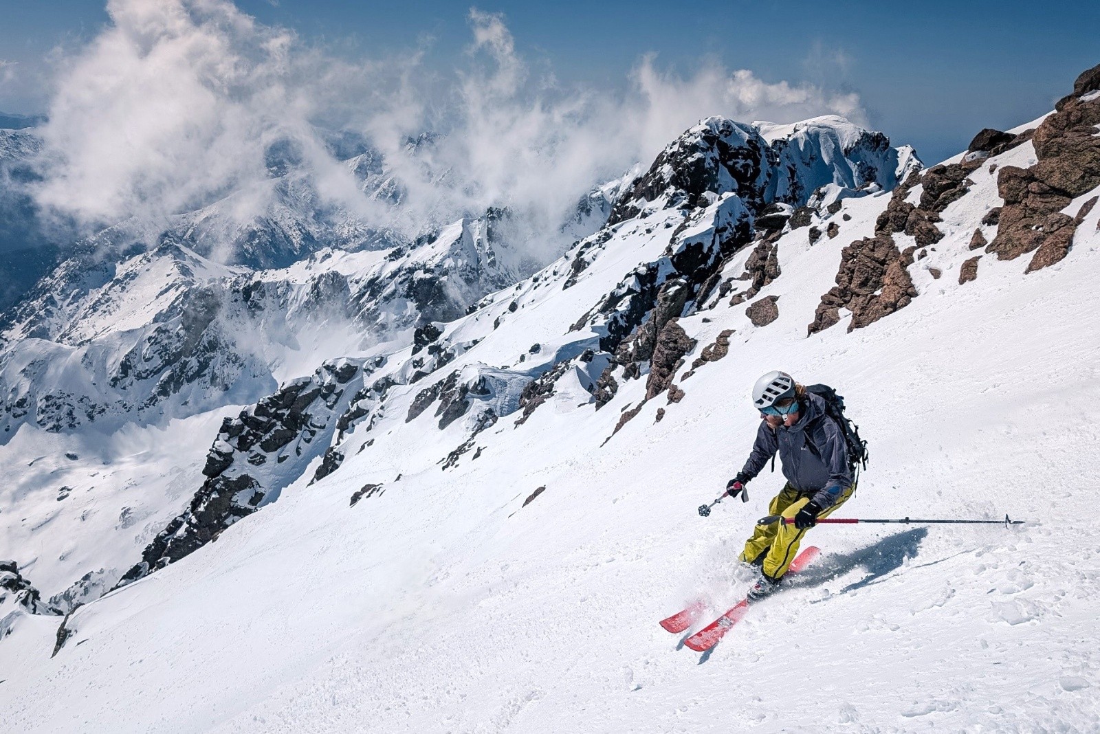 Victor entame la descente du Cinto. Photo : Antho.