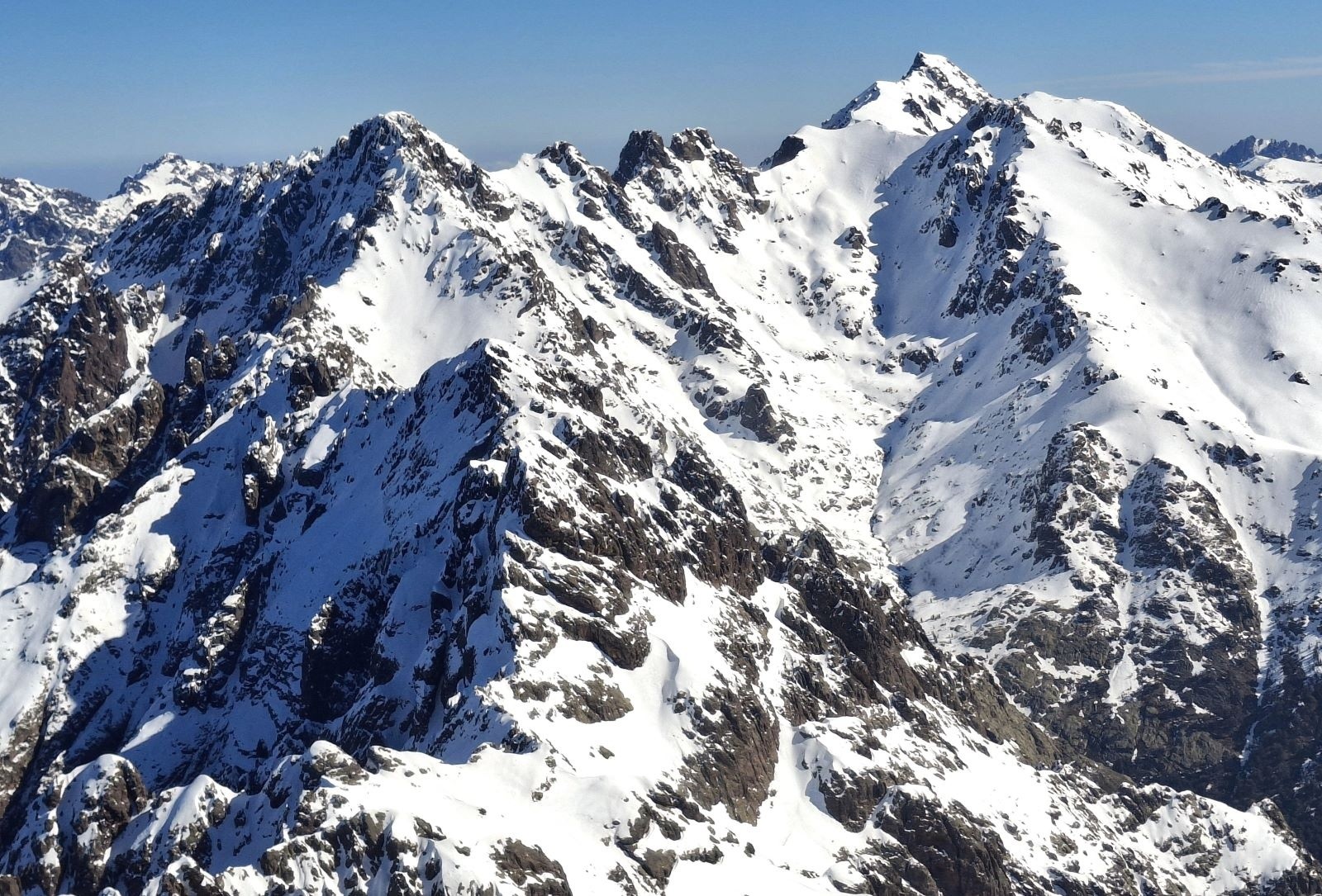 Le Cinto (à droite) et la Grande Barrière (à gauche). Cette dernière&nbsp;est peut-être
la course d’alpinisme la plus renommée de Corse (difficulté&nbsp;: D+/5b). Elle
fut ouverte en 1928 par les guides chamoniards Alphonse Couttet et Arthur
Ravanel...