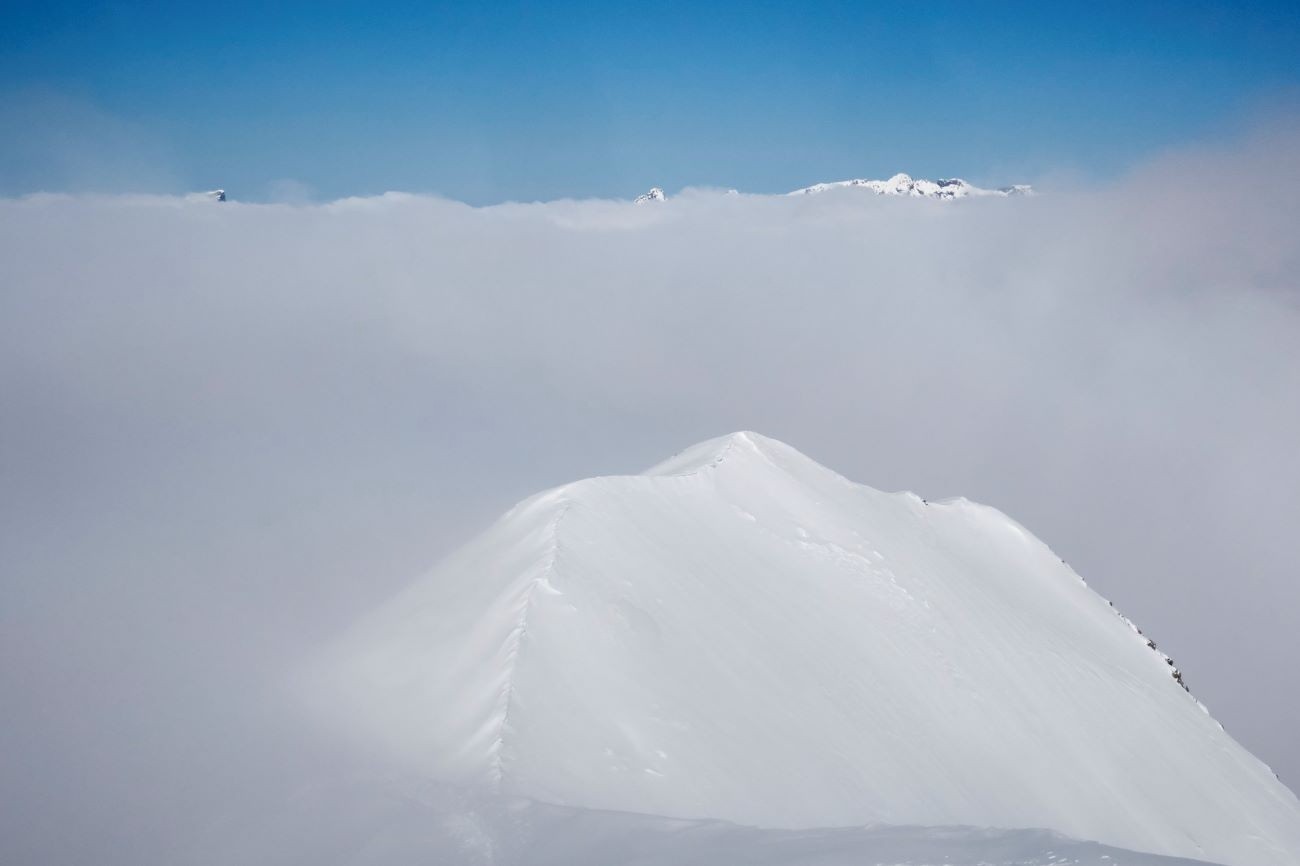 De A Maniccia, en se mettant sur la pointe des pieds, on devine émerger de la mer de nuages : la Paglia Orba (à gauche) et le Cinto (à droite).&nbsp;