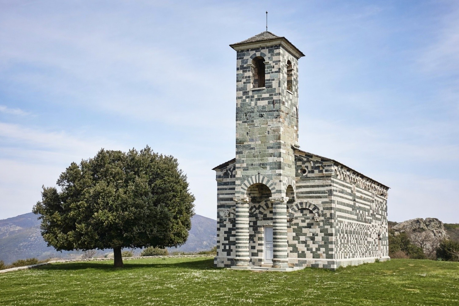 L’église San Michele de Murato est marquée par une esthétique polychromie
émanant des murs en damier, construits en alternant des pierres vertes
(serpentine de la rivière Bevinco) et des pierres de calcaires blancs de
Saint-Florent.&nbsp;