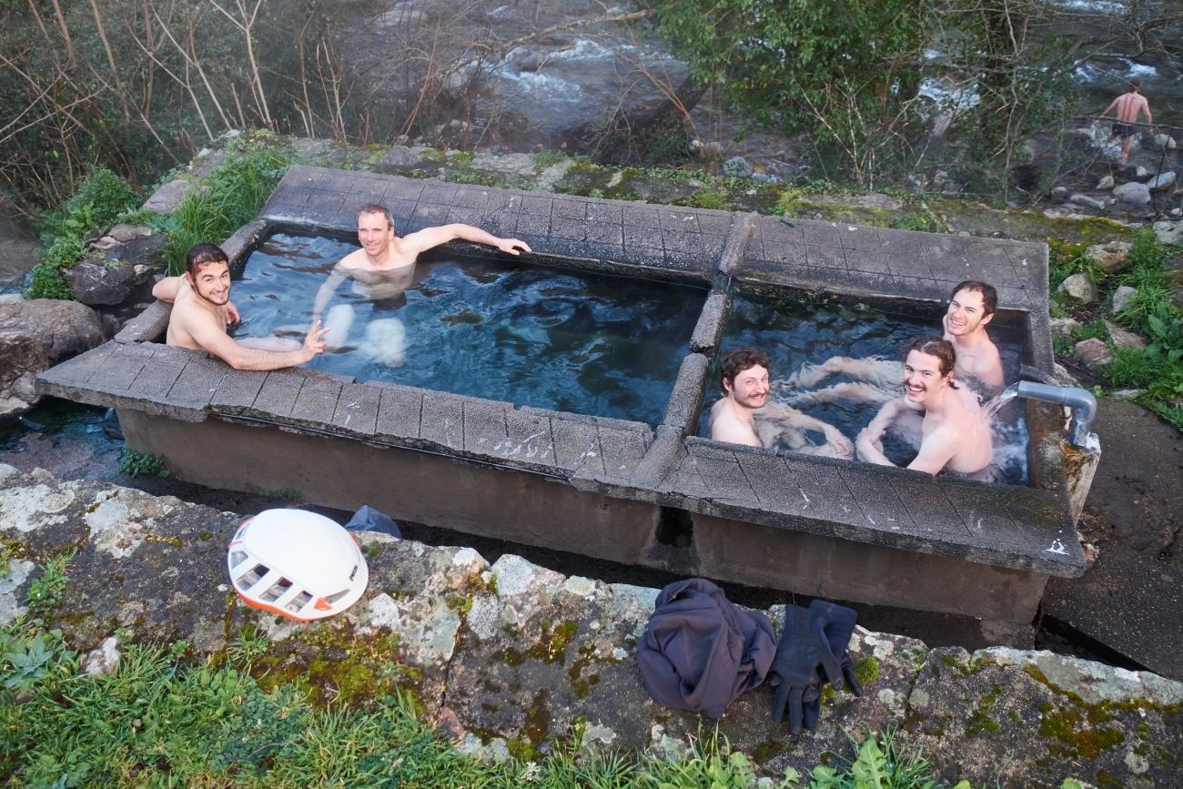 Contrairement aux «&nbsp;stations&nbsp;» thermales de Guagno ou de Baracci,
on profite de ces eaux chaudes (40°C) de la vallée du Taravo, avec un accès
libre au milieu du village (sans bâtiments dédiés contraignants).