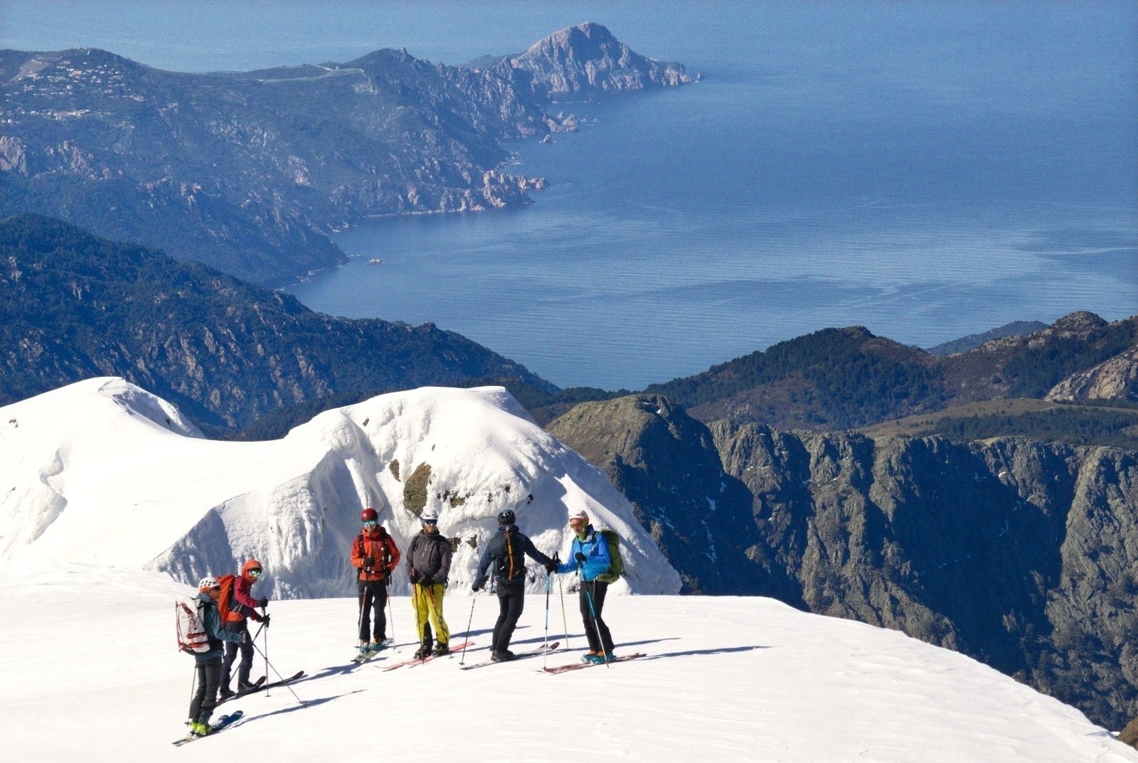 &nbsp;Des pentes sommitales de la Paglia Orba, le Capu Rossu et les calanches de Piana, les fjords corses ! Photo : Lucas.