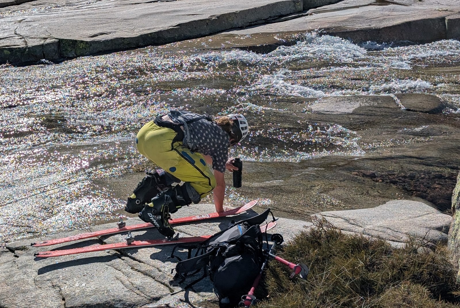 Vous avez déjà fait des pompes sur un seul bras, et avec des skis aux pieds ? Victor, oui. Probablement grâce à sa chemise fétiche !&nbsp;Photo : Antho.
