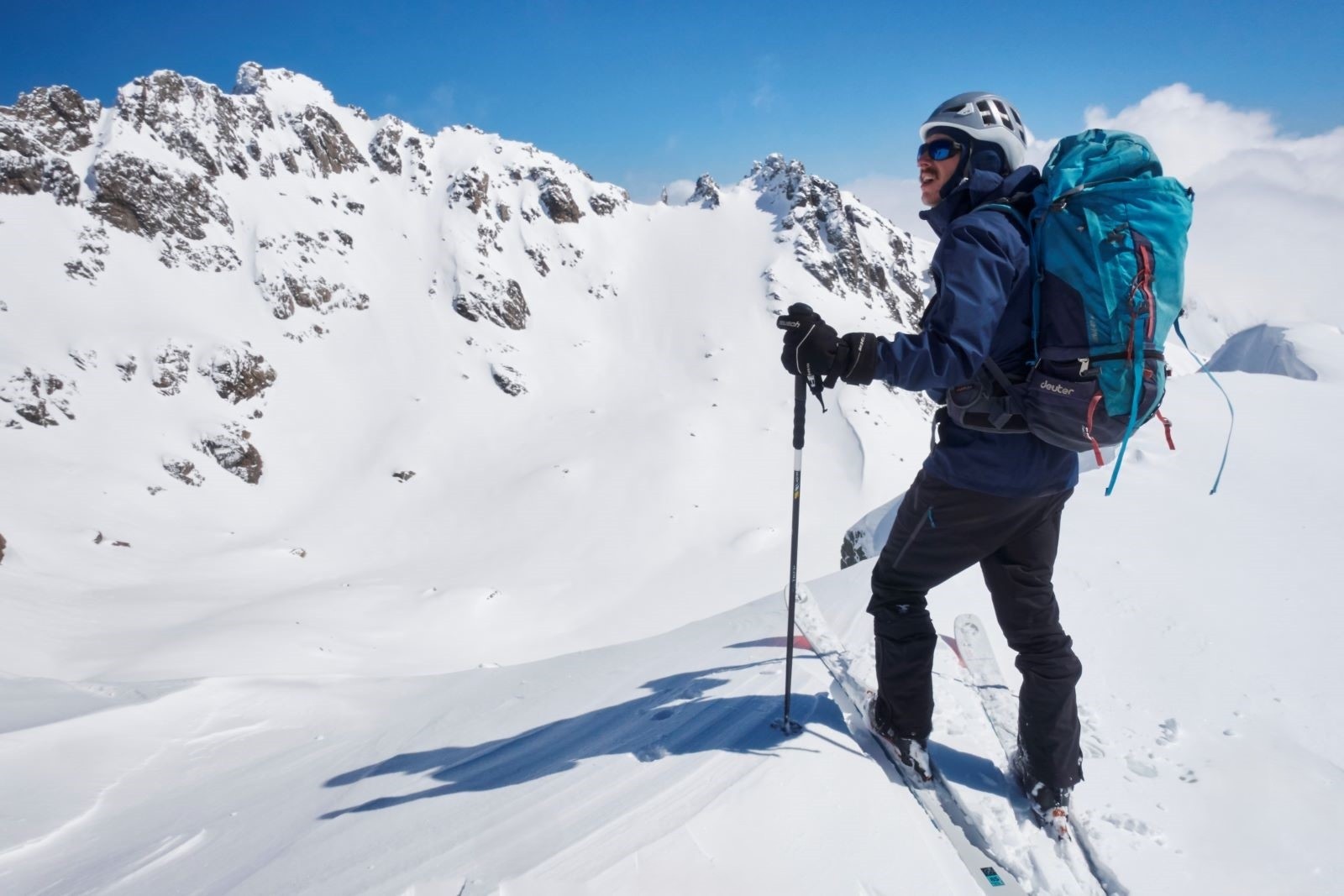 Lucas cherche une brèche peu cornichée pour descendre sur le très beau cirque du lac de Bellebonne.