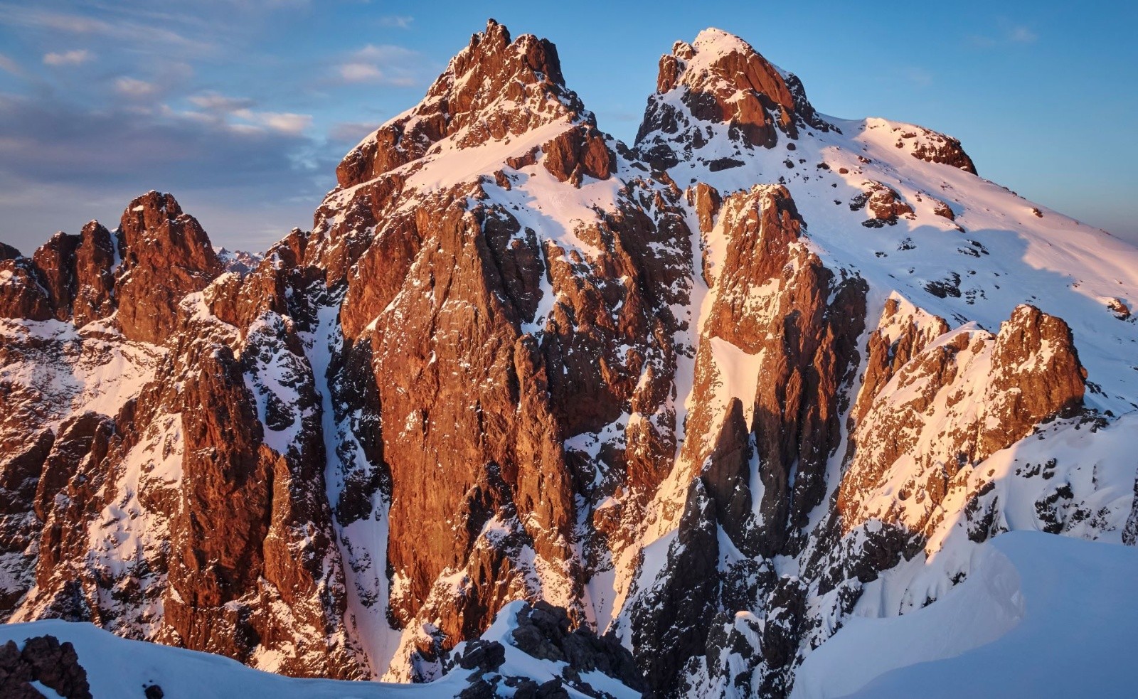 Les falaises du Filosorma (Falasorma, en corse) sont vraiment
impressionnantes et la profondeur des ravins n’a rien à envier à ceux du
secteur de Bavella. Ces falaises monumentales, Charles Pujos les décrit
d’ailleurs comme des «&nbsp;piliers géants, les 
