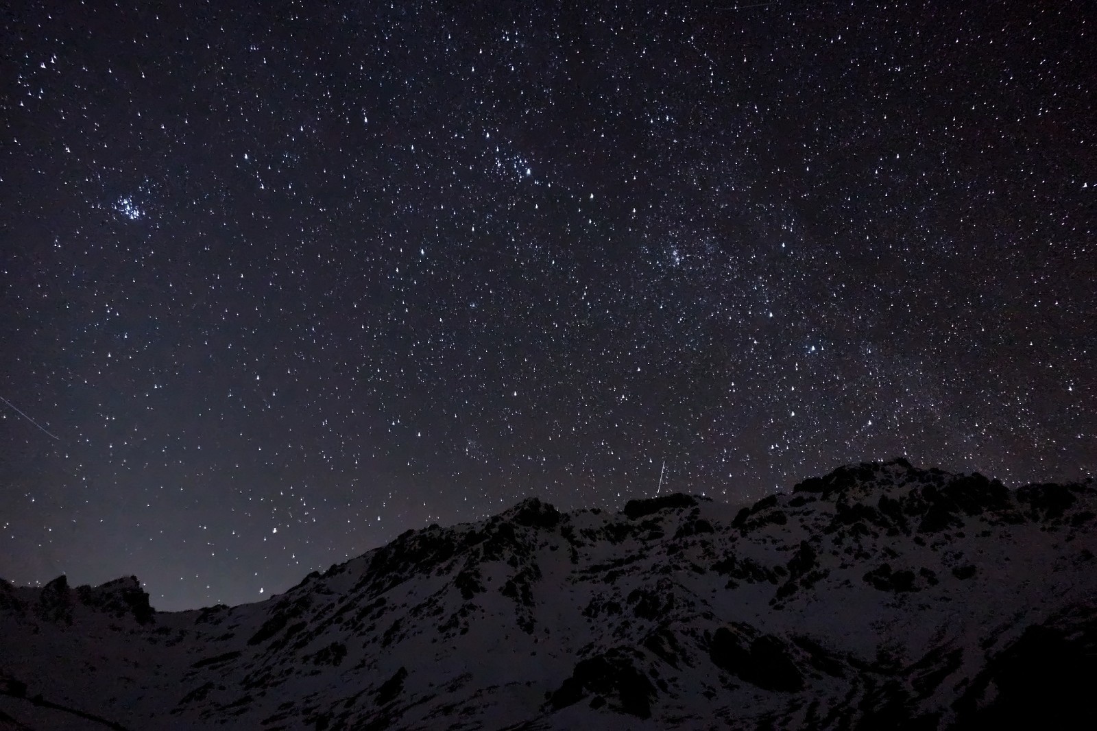 La voute céleste d'un noir profond, au-dessus du Cinto
