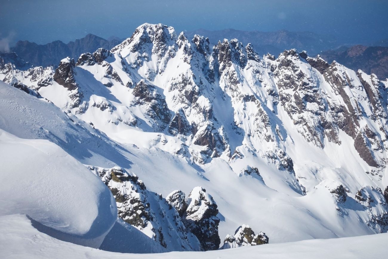 L'élégante Punta Minuta qui domine le cirque de la solitude (de l'autre côté)&nbsp;