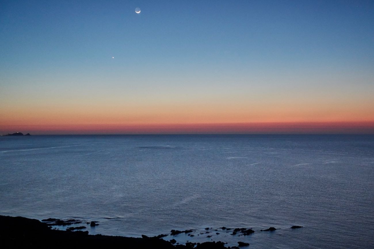 Plutôt que de rejoindre au plus court notre ferry à Bastia, via la monotone
plaine côtière orientale, on fait un petit détour par l’Agriate pour y faire un
dernier bivouac (en dehors des zones interdites) et y piquer une tête. La plage
de l’Ostriconi (ren