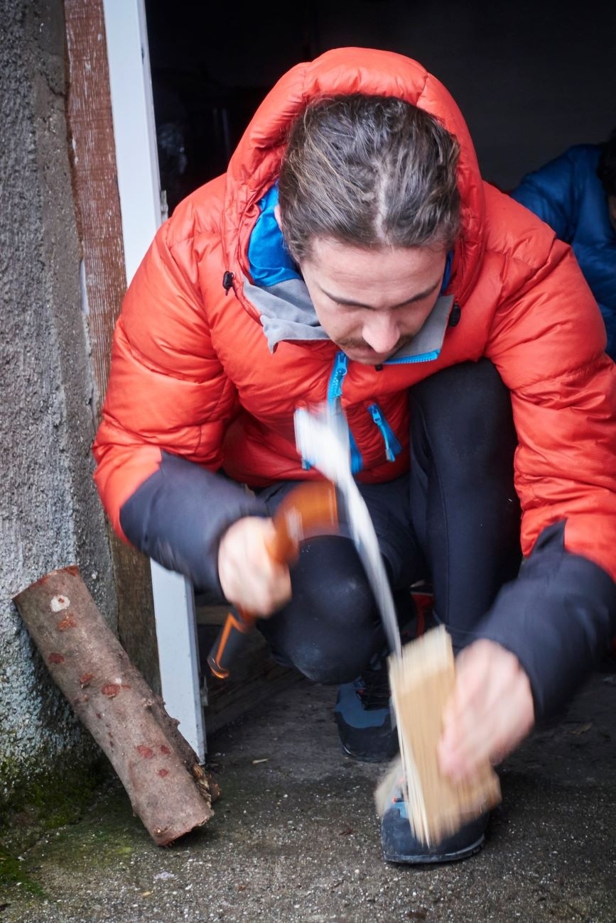 Pas de hâche. Lucas trouve une solution.