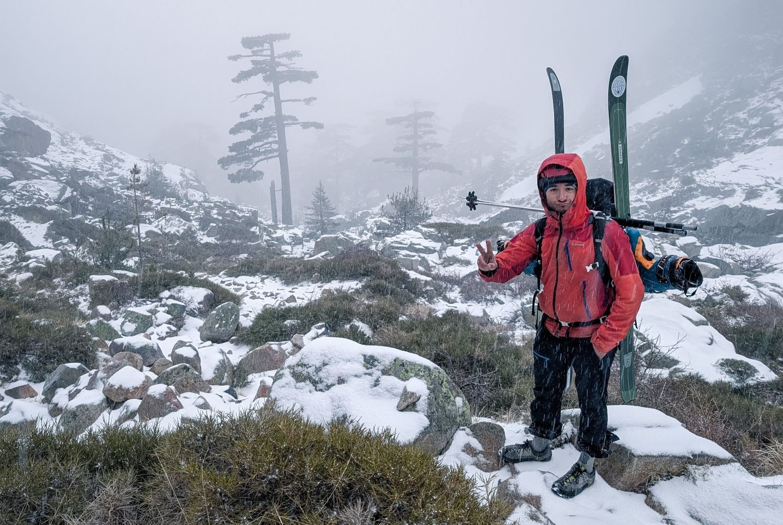 Même la neige, arrivée un peu plus tôt que prévu, n'entamera pas notre moral.&nbsp;Photo : Antho.
