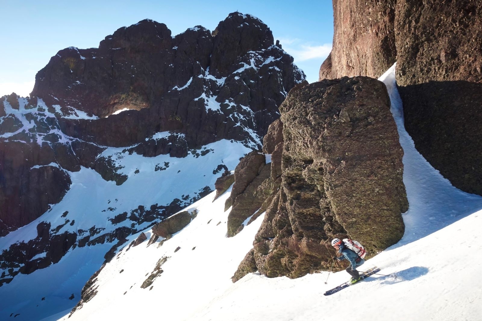 &nbsp;Grandes courbes de fin d'après-midi, devant le Capu Tafunatu et son trou caractéristique. Avec près 55m de large et 16m de haut, ça en fait l'une des plus grosses \