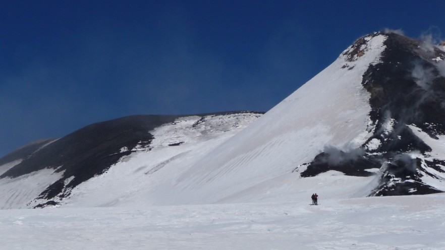 #5 Sous les crateres : le col se situe entre le bocca (sommet noire au fond) et le SE (cratere qui fume à droite) Sous les crateres : le col se situe entre le bocca (sommet noire au fond) et le SE (cratere qui fume à droite)