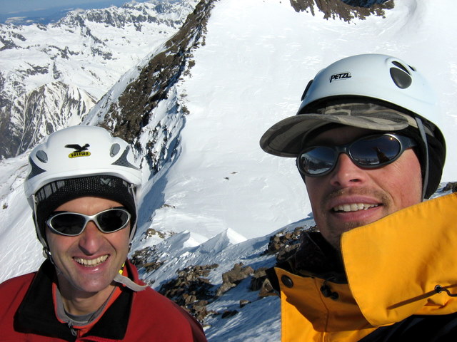 Les skieurs : Depuis le sommet du Pic de la pyramide, vu sur le col du même nom