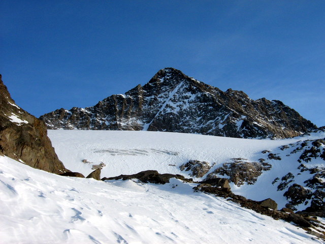 Pic de l'etendard : Le Pic de l'etendard et son echarpe N au dessus du glacier barbarate