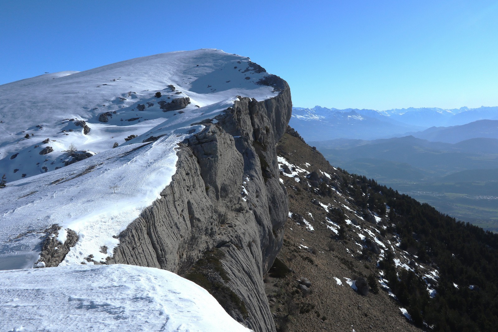 Coté skieur à gauche, coté grimpeur à droite&nbsp;
