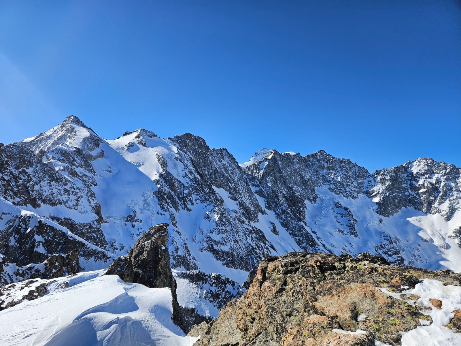 &nbsp;Neige Cordier, barre des Ecrins et couloir roche faurio