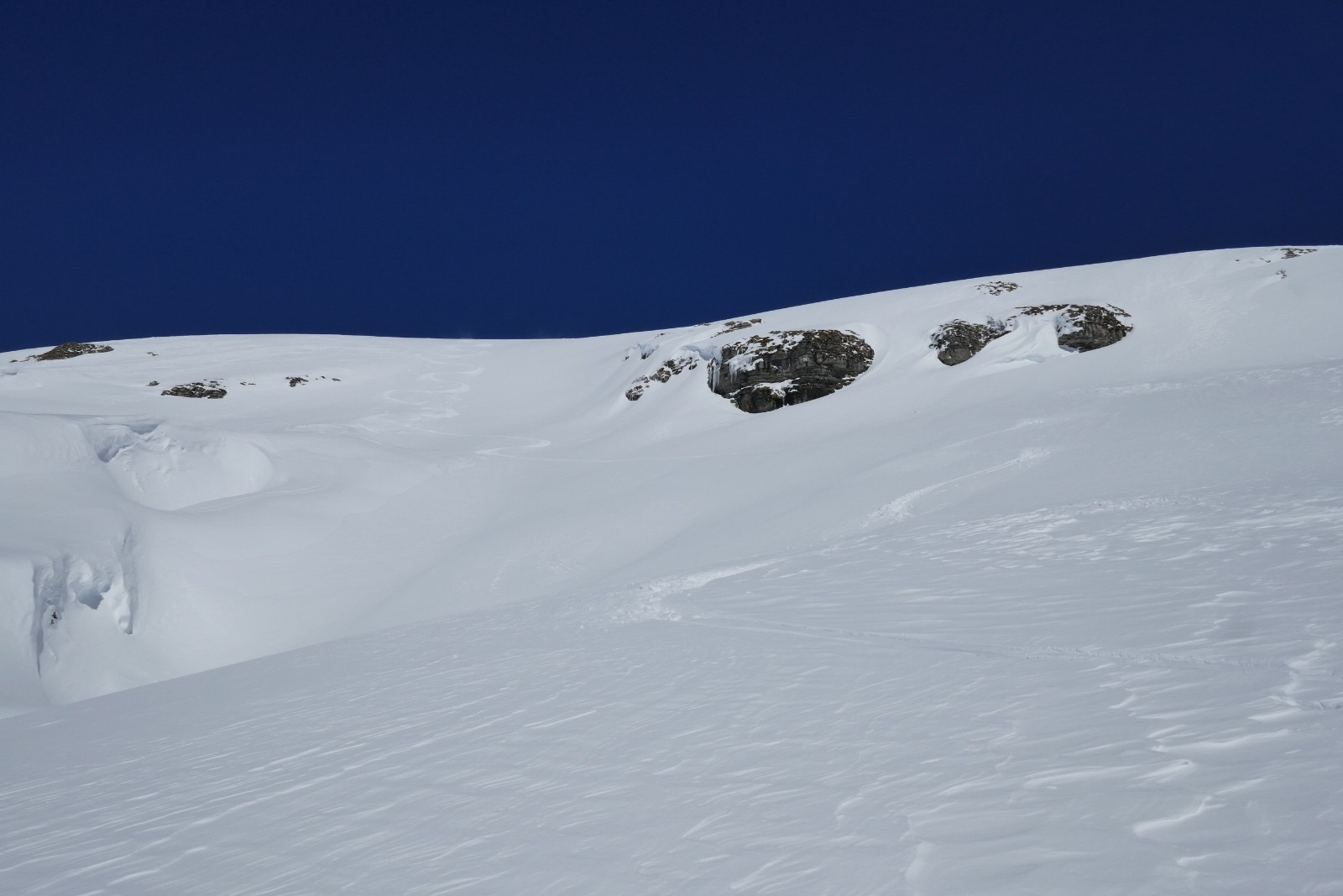 Neige dans le haut du versant sud. Agréable à skier.
