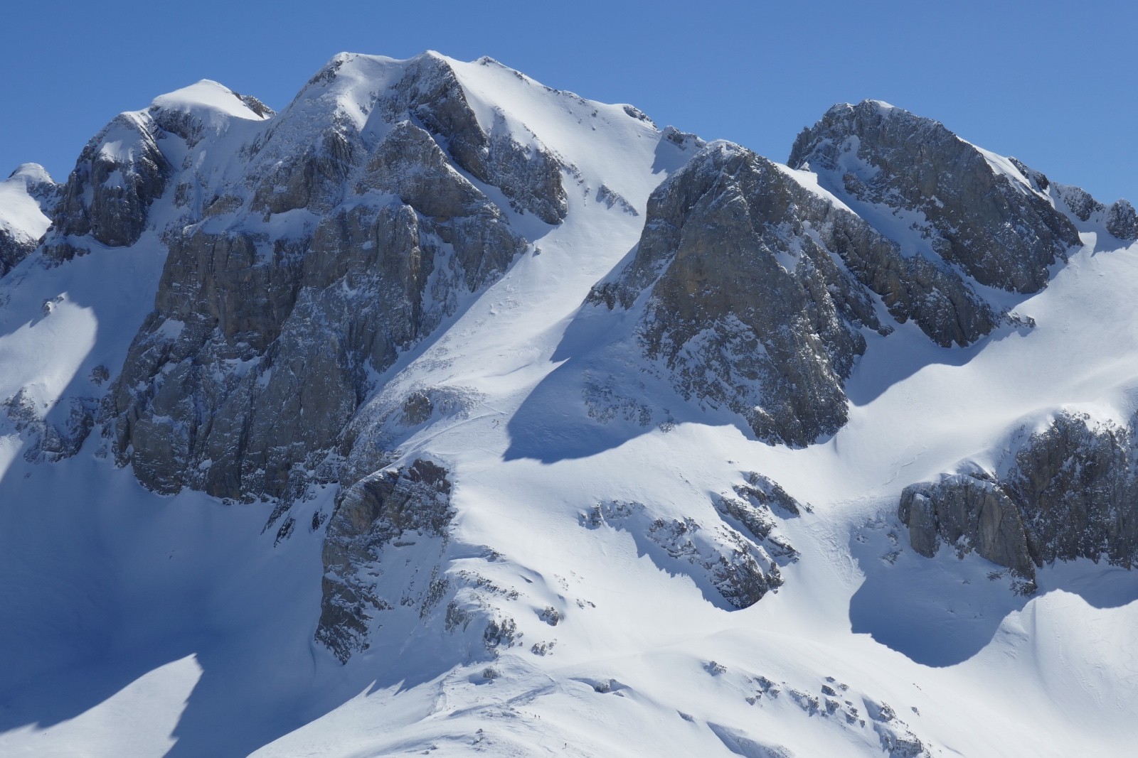 Dent Blanche Occidentale. Un skieur et son chien au milieu. D'autres au col de Bossetan.
