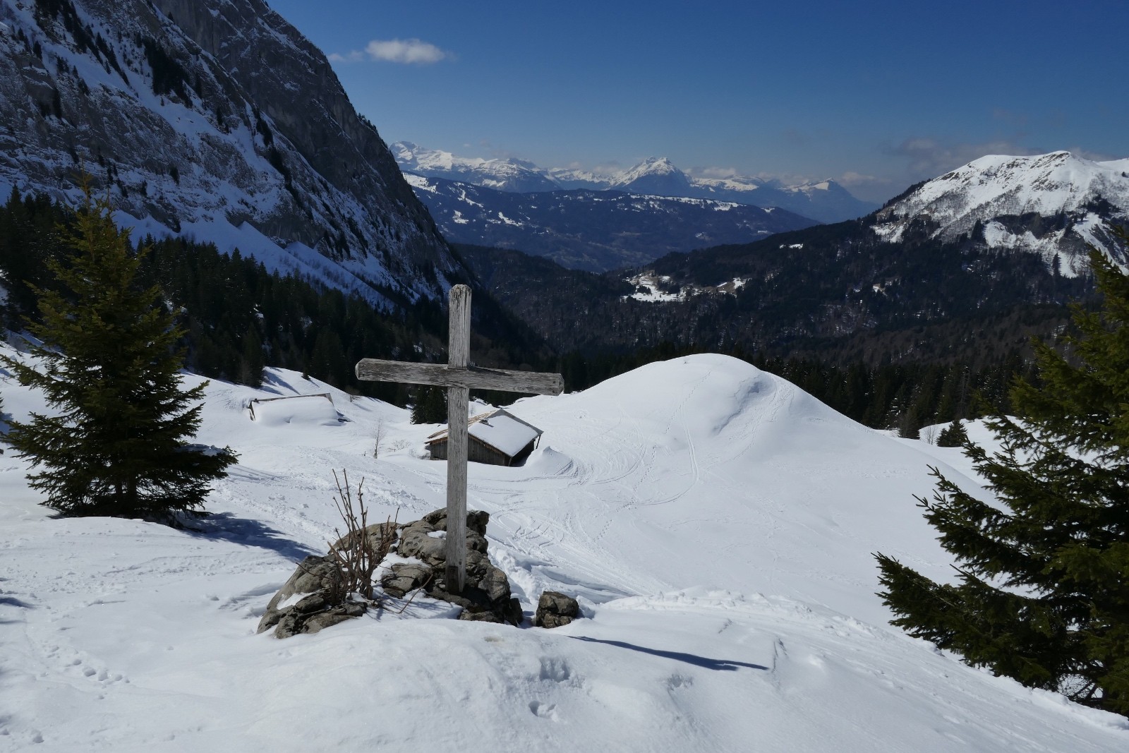 Les Aravis, les Bornes au fond. La Bourgeoise à droite.