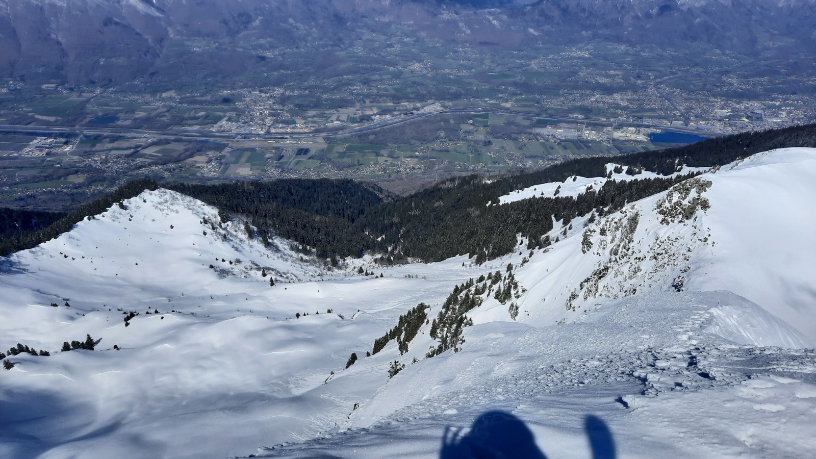 versant W, avec en bas les petites boulettes probablement envoyées par notre compagnon de sommet&nbsp;
