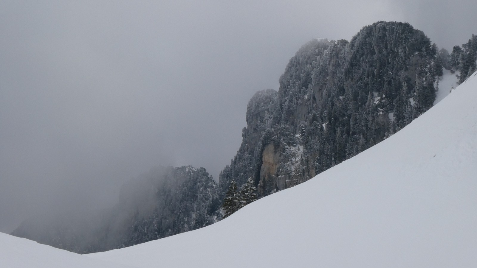 &nbsp;Rocher de l'Ours ; les nuages arrivent&nbsp;