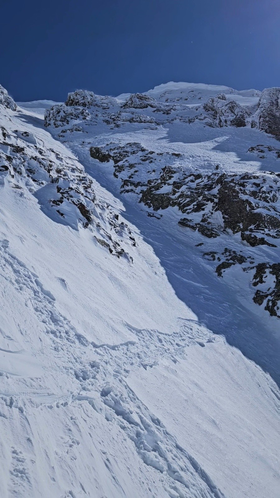 Haut du couloir, neige croûtée dès que je m'écarte de la rive gauche.