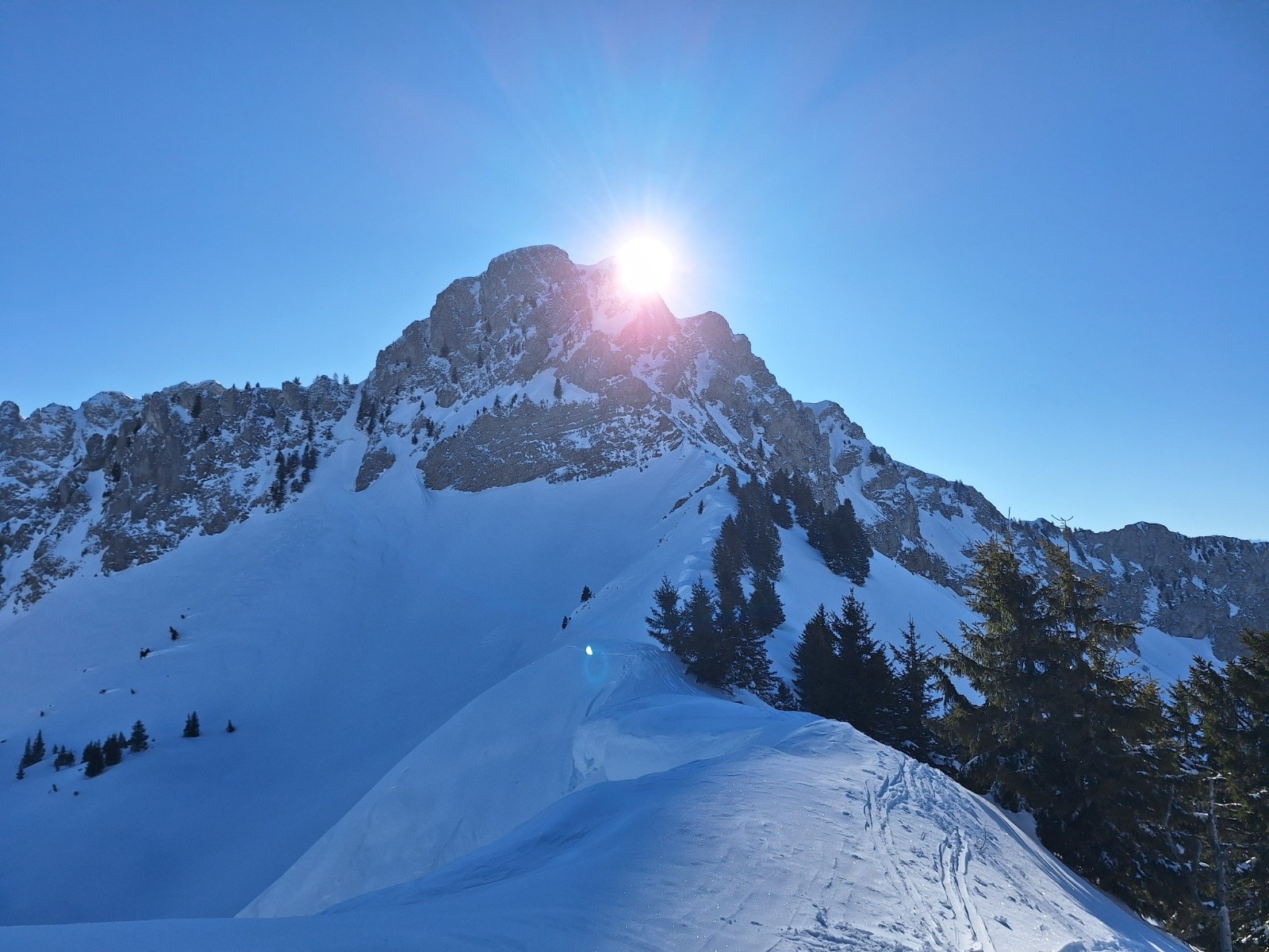 Le soleil sort derrière Chavasse