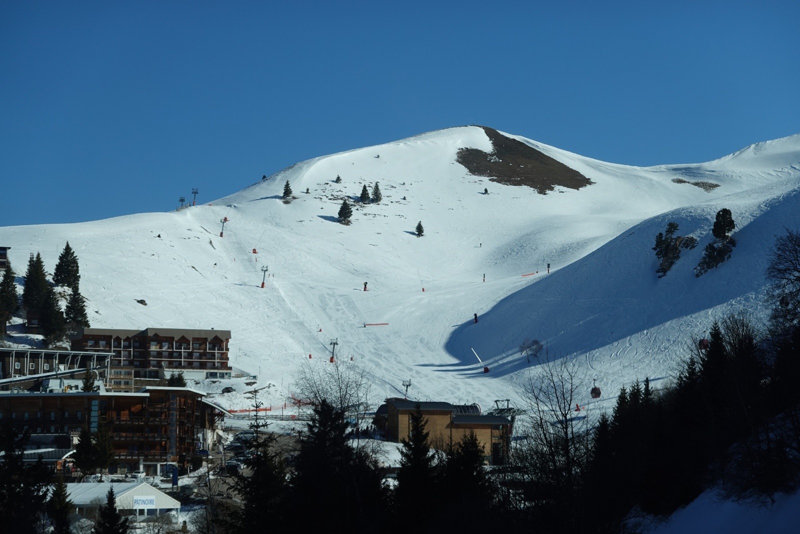 Le site de la station annonce 300cm de neige en haut et 100cm en bas