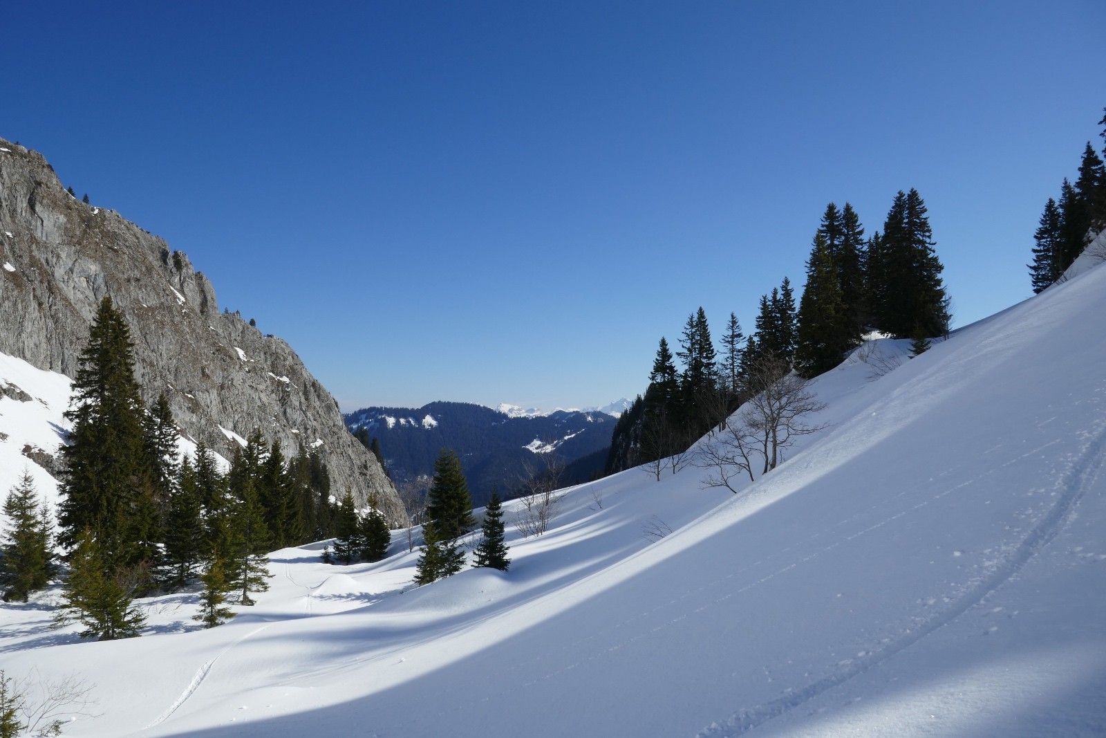 Creux du vallon. On recolle.