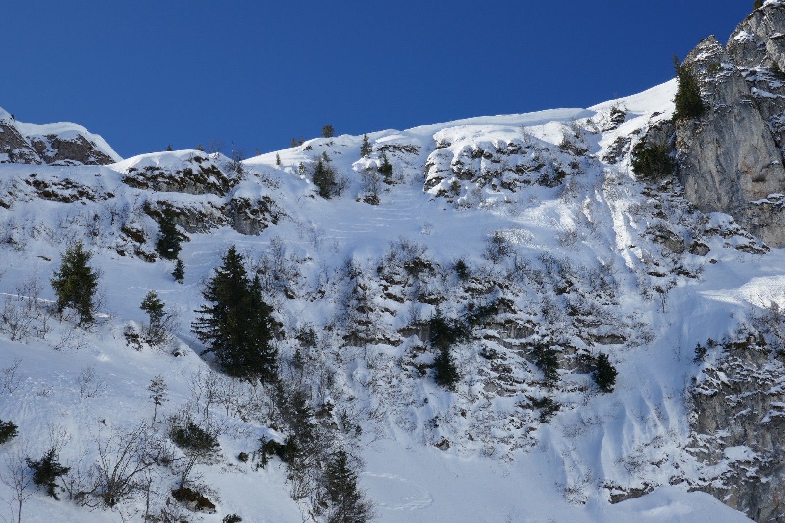 L'endroit est bien chargé mais jolie trace d'un skieur...