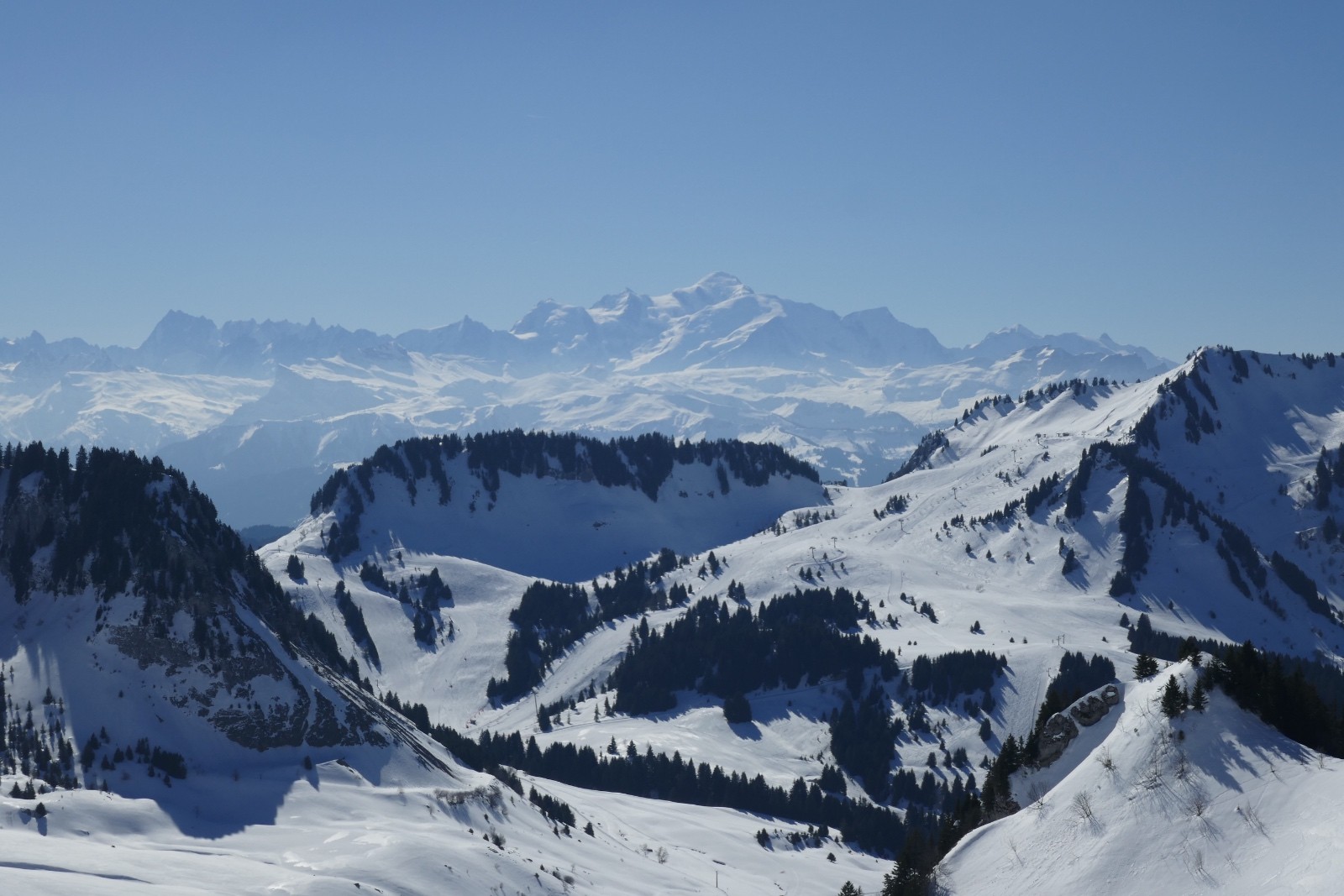 Massif du Mont Blanc à travers le col de la Ramaz.