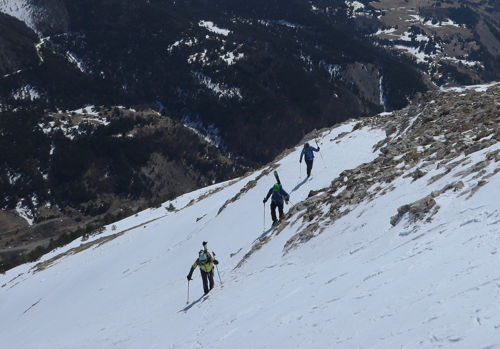 Deux garçons et une fille dans le vent...&nbsp;