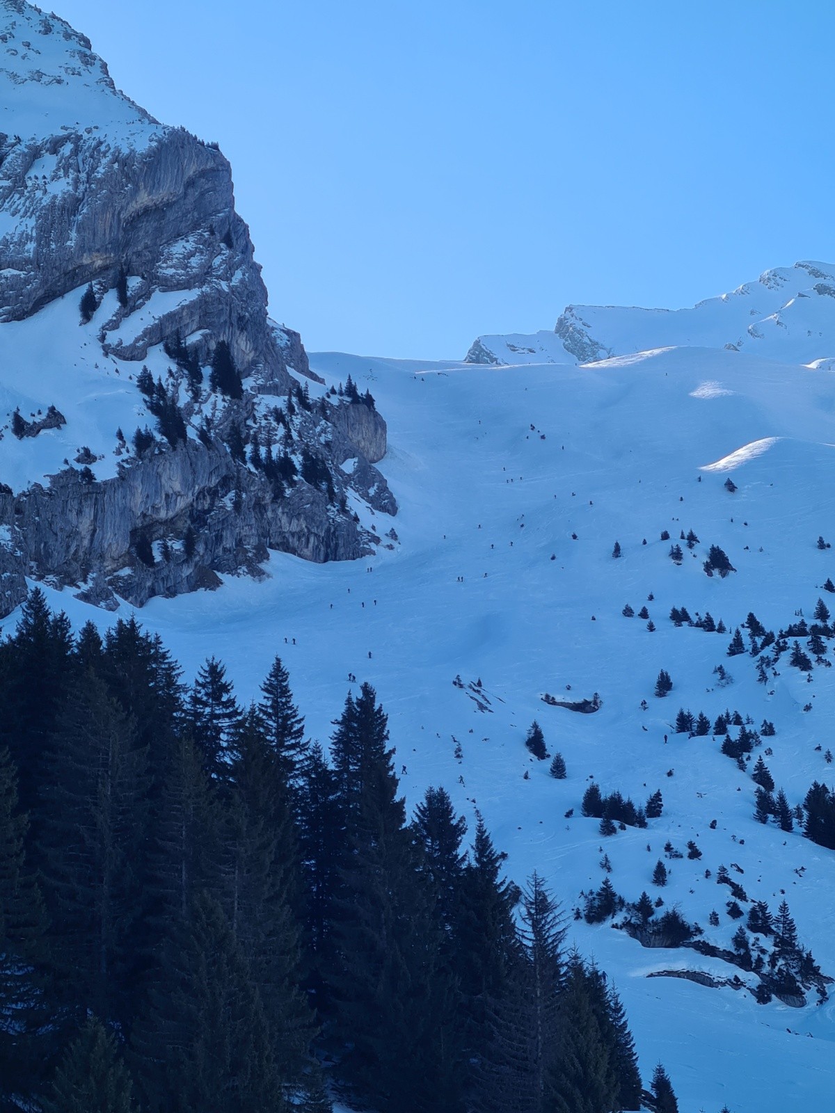 &nbsp;Combe du Grand Cret (vue le matin avec du monde dans la montée)