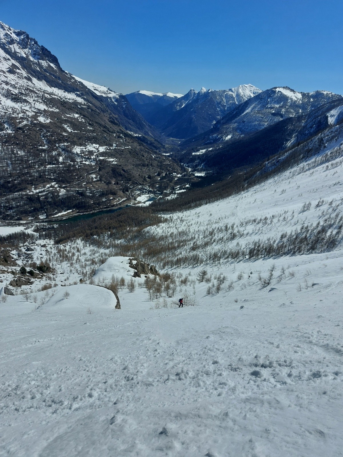 Bas de la course, le lac et le barrage (parking)