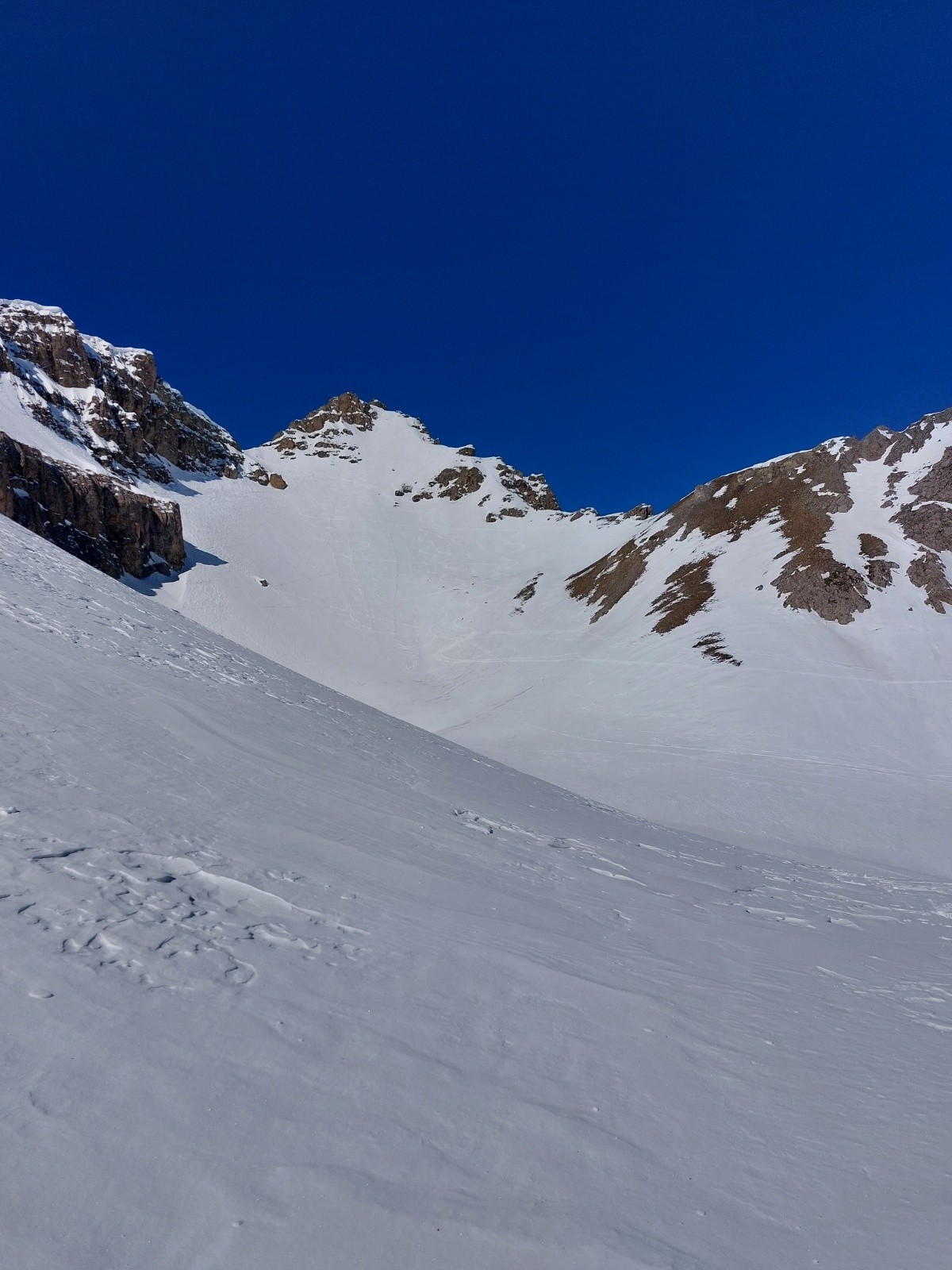 Le col à gauche sous l'aiguille de Barsin
