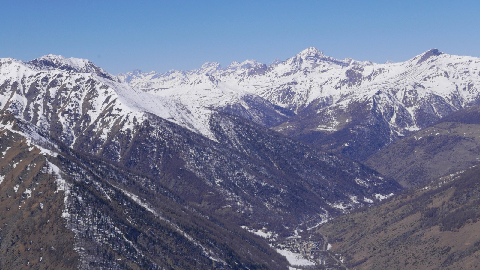 Les Écrins à gauche du Grand Pic de Rochebrune.