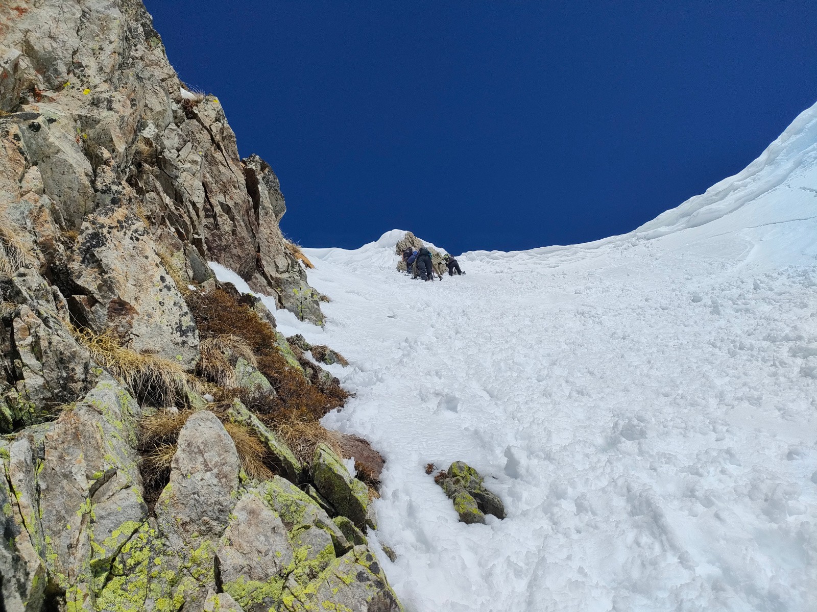 #5 Arrivé au Rocher sous la corniche de la Brèche des Casses, pas sereins Arrivé au Rocher sous la corniche de la Brèche des Casses, pas sereins
