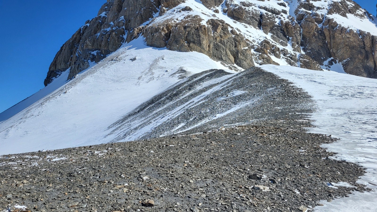 J2 Au Col Lombard, les 50 premiers mètres de descente d'un côté ou de l'autre ne sont pas en bonne neige.