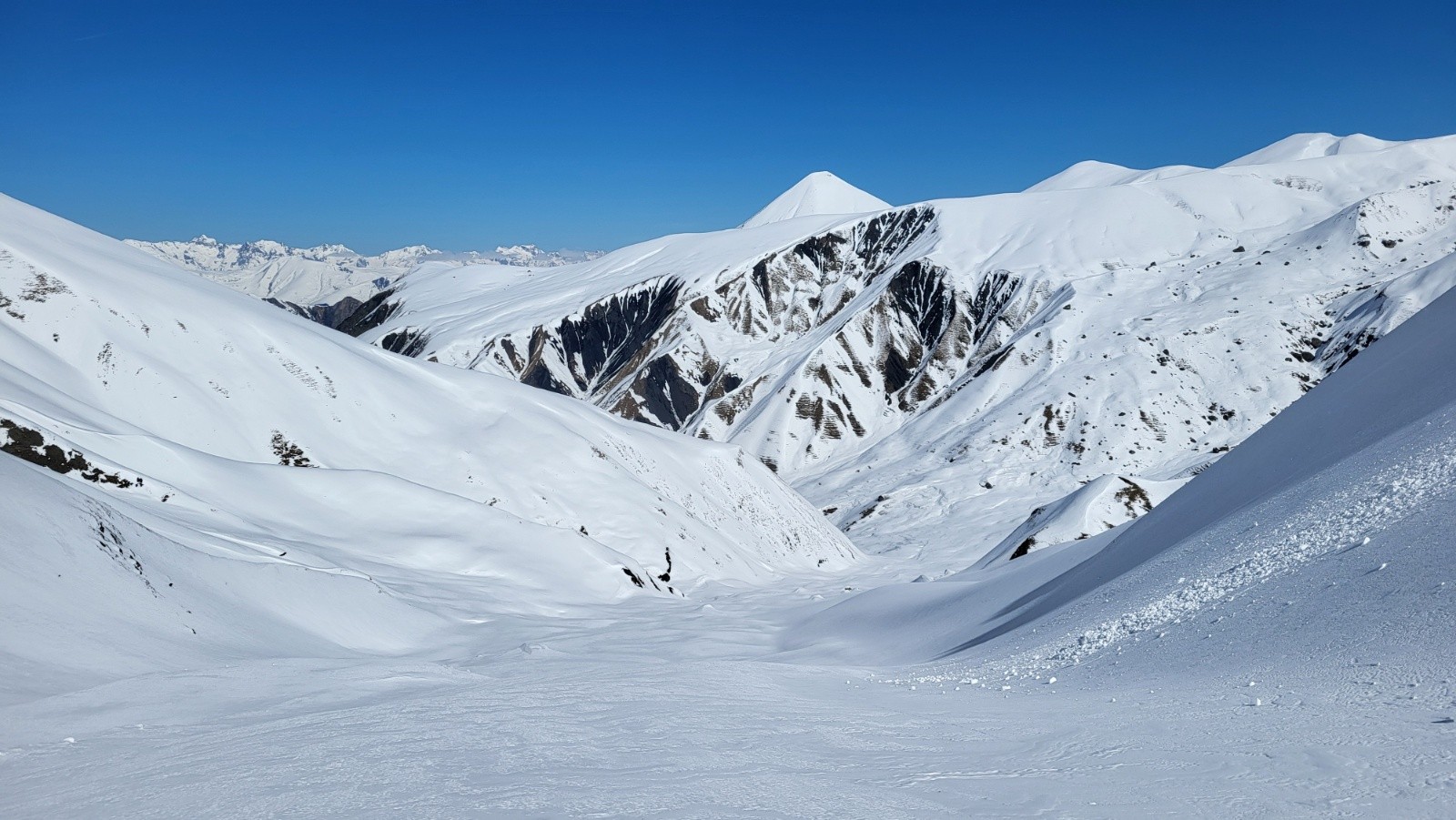 J2 Descente intouchée et remonté à droite. Quelqu'un à tracer du bas vers 2000m vers la \
