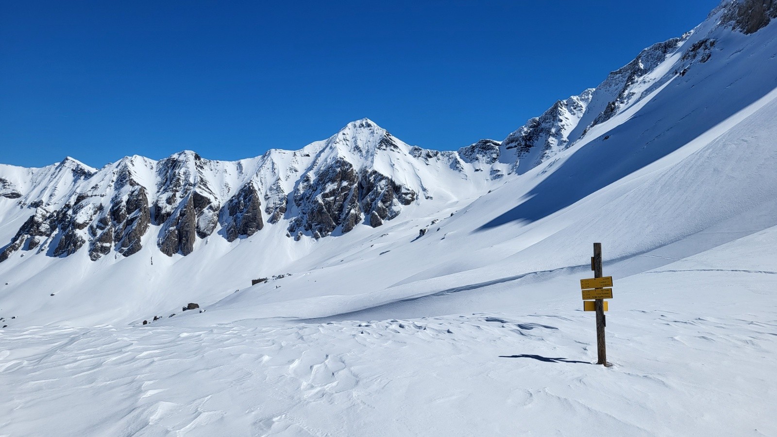 J2&nbsp;Sous la Tête de Chat à 2581m et en face le Passage de l'Epaisseur
